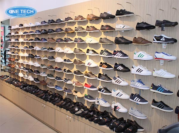 Các móc treo giày dép đẹp, làm nổi bật không gian trưng bày