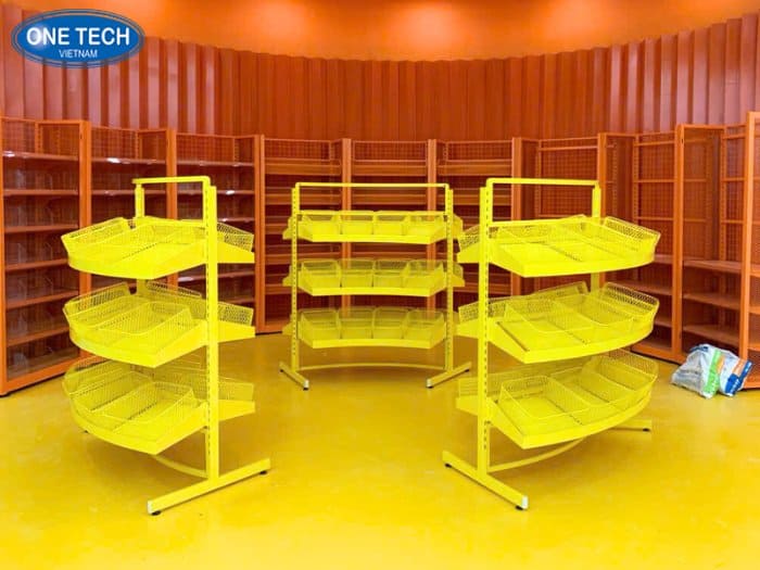 Kệ màu vàng Winmart dùng trưng bày bánh kẹo nhỏ