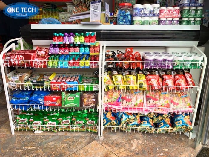 Kệ siêu thị trước bàn thu ngân