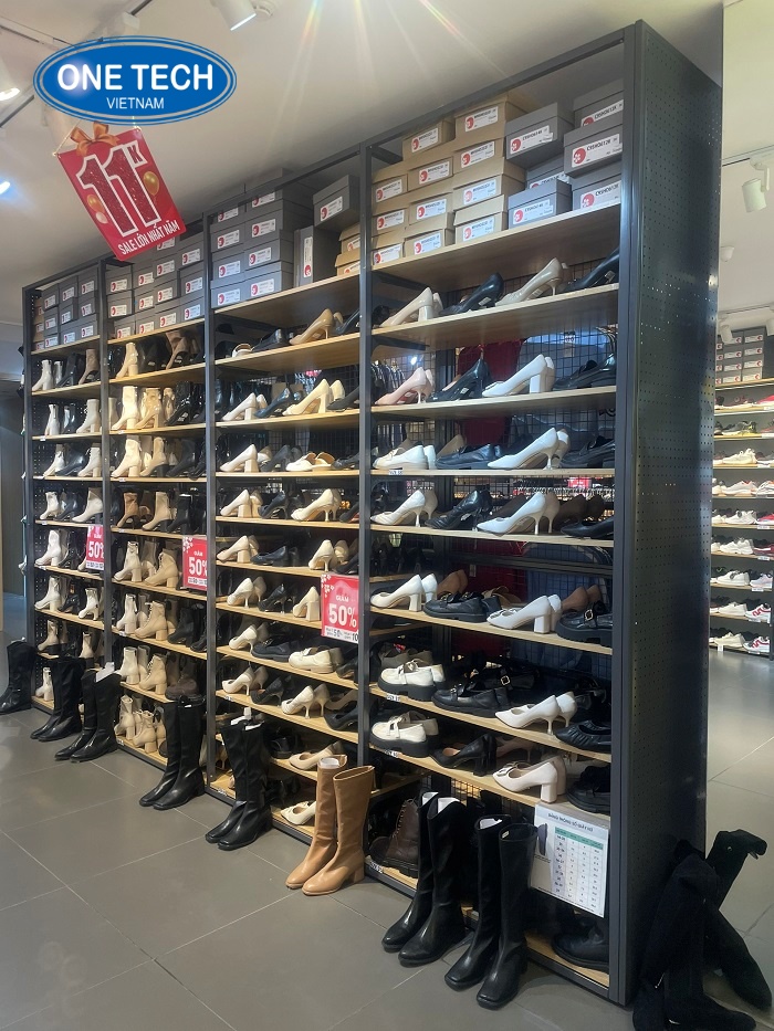 giá kệ trưng bày giày cho shop