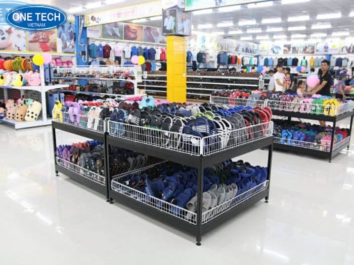 Ụ vuông chuyên trưng bày giày dép khuyến mãi trong siêu thị
