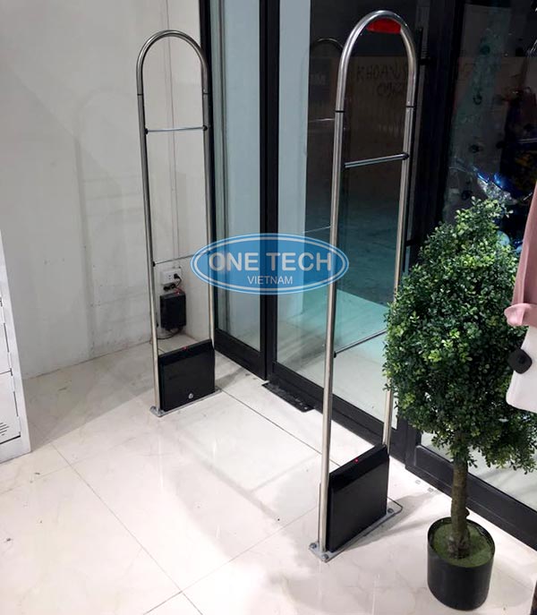 Lắp đặt cửa từ cho shop thời trang tại Onetech