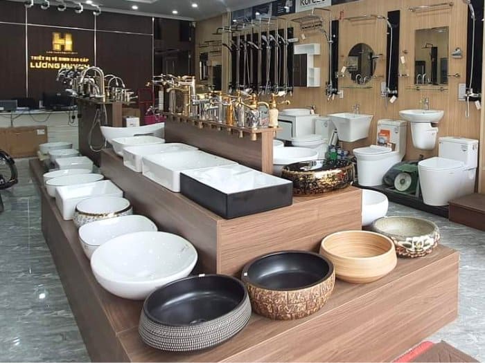 Bục gỗ trưng bày các sản phẩm thiết bị vệ sinh nổi bật