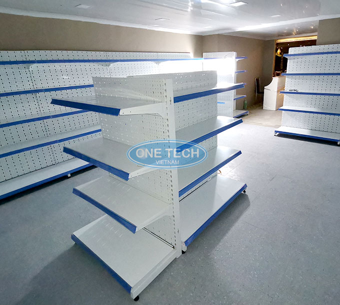 Hình ảnh Onetech lắp đặt kệ tôn lỗ cho khách hàng