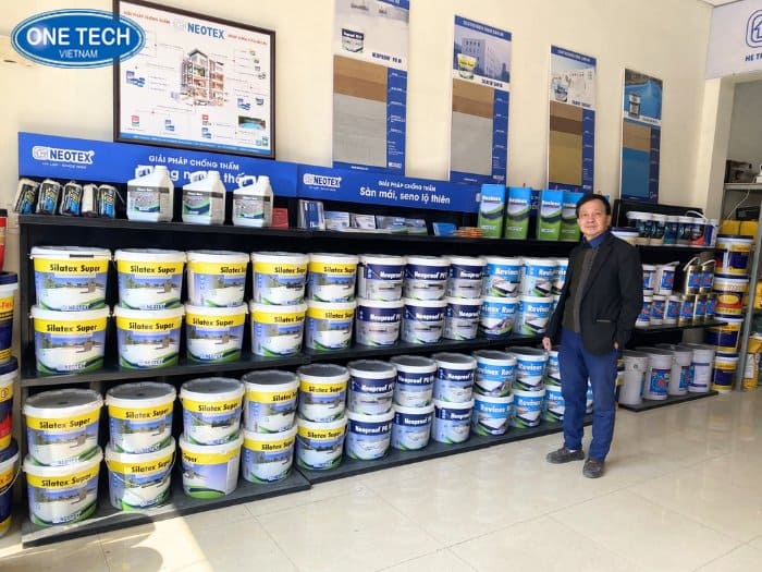 Kệ đen 3 tầng, kết hợp banner giới thiệu