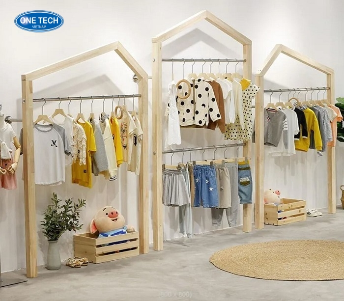 Kệ gắn tường treo quần áo shop trẻ em kết hợp gỗ tăng tính thẩm mỹ