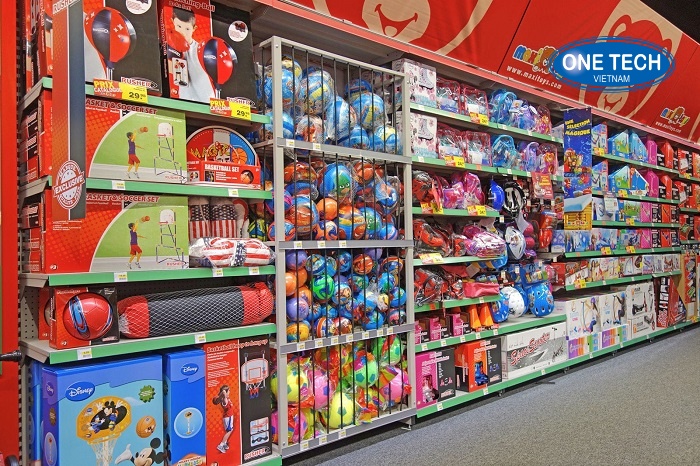 Giá kệ trưng bày sản phẩm đồ chơi thu hút chú ý khách hàng