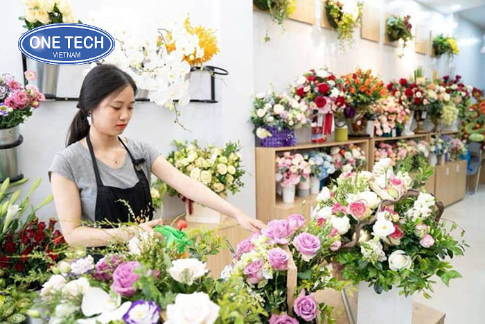 Lý do kệ trưng bày lại quan trọng khi kinh doanh hoa tươi
