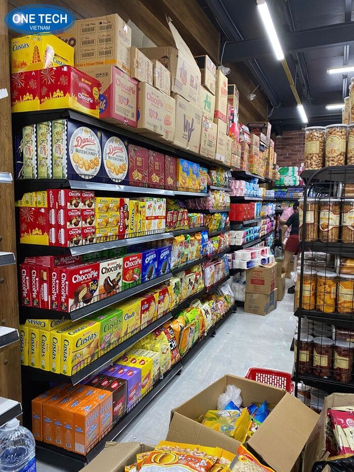 Kệ lưng lưới bày hàng bánh kẹo