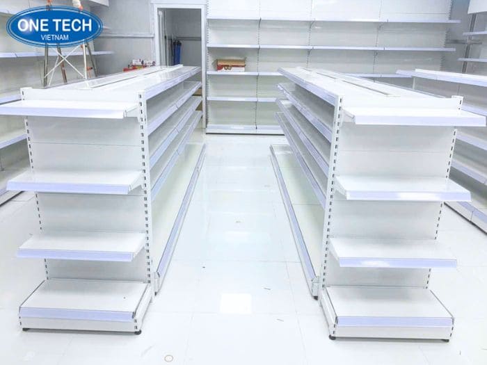 Kệ lưng tôn liền tạo sự sang trọng khi bày hàng hóa