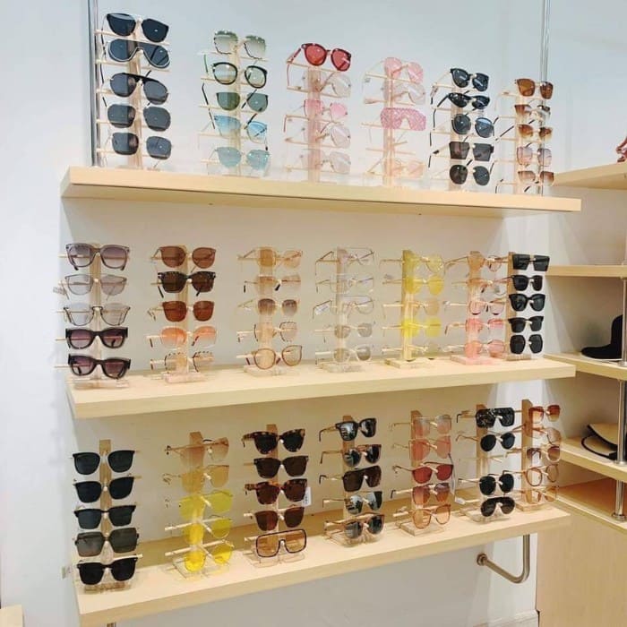Kệ gắn tường trong cửa hàng mắt kính