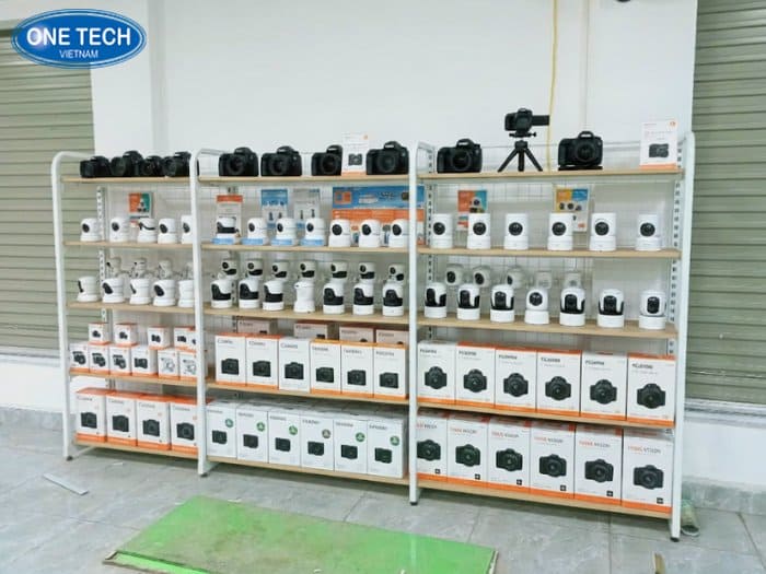 Giá kệ trưng bày khung sắt mặt gỗ vừa bền, vừa đẹp