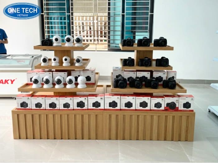 Kệ hình vuông trưng bày camera dễ thu hút