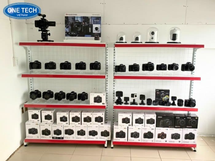 Kệ lưng lưới đơn giản, hiện đại cho cửa hàng camera