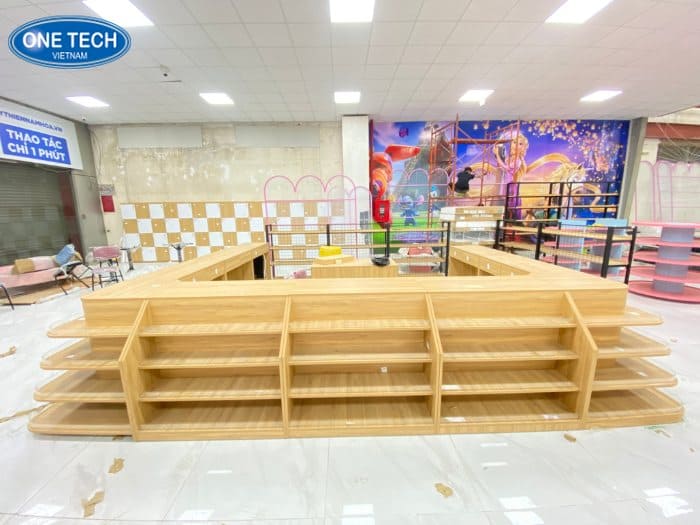 Kệ gỗ giữa nhà bắt mắt