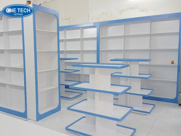 Kệ gỗ màu xanh trưng bày quần áo trẻ em