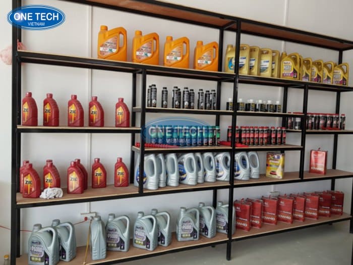 Kệ khung sắt mâm gỗ trưng bày dầu nhớt
