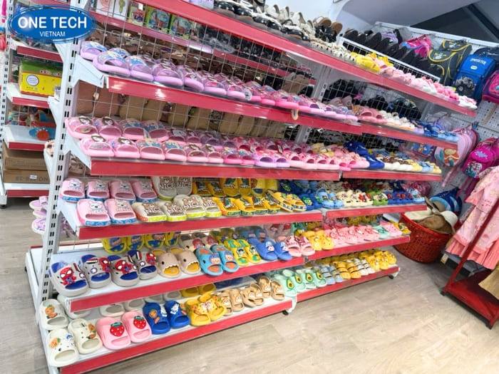 Cách sắp xếp giày dép trẻ em trên kệ để thêm thu hút