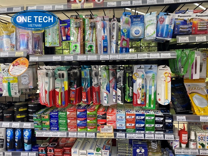 Kệ bày bán bàn chải đánh răng có móc treo tiện lợi, khách hàng dễ tìm kiếm và lựa chọn hàng hóa