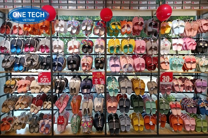 Kệ trưng bày giày dép giúp cho khách hàng dễ dàng quan sát và tìm kiếm mẫu dép phù hợp cho bé yêu của mình