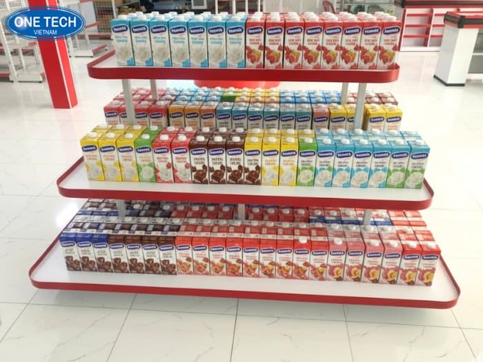 Kệ hình chữ nhật trưng bày đa dạng các dòng sữa Vinamilk
