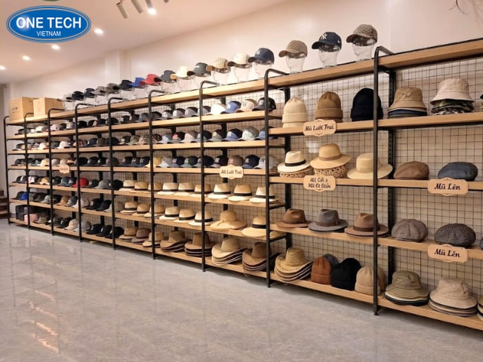 Kệ khung sắt mặt gỗ tạo sự chuyên nghiệp khi bày mũ
