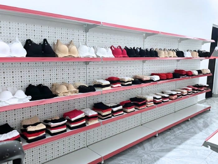 Kệ mâm tôn trưng bày đồ lót gấp gọn