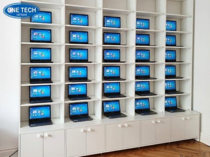 Kệ màu trắng trưng bày laptop giúp sản phẩm nổi bật hơn