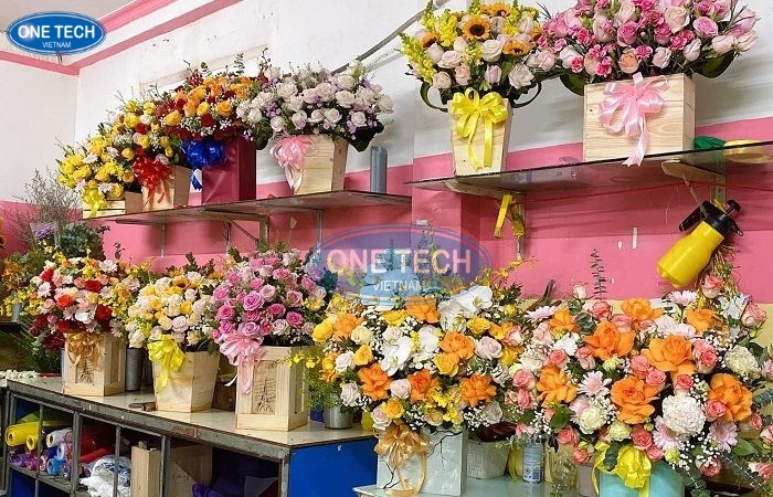 Kệ bày bán hoa bó gắn tường giúp cho không gian của bạn được thông thoáng hơn, thu hút sự chú ý của khách hàng tuyệt đối