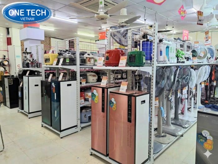 Kệ màu trắng trưng bày máy lọc nước