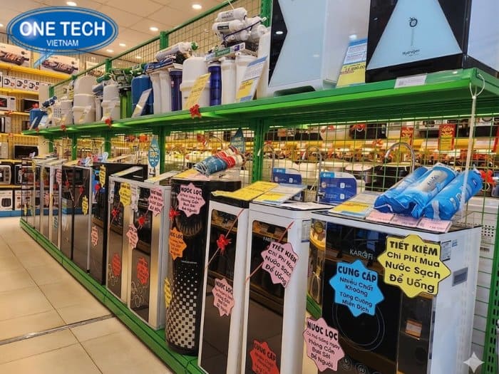 Kệ màu xanh trưng bày máy lọc nước