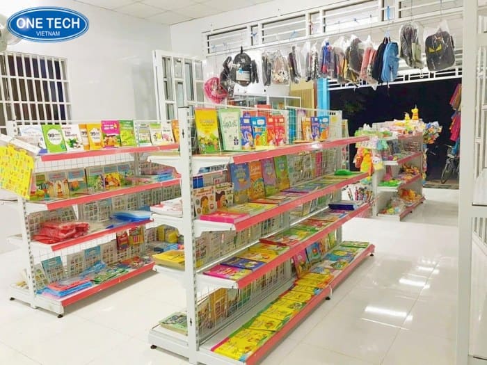 Kệ trưng bày nhà sách bằng sách phổ thông