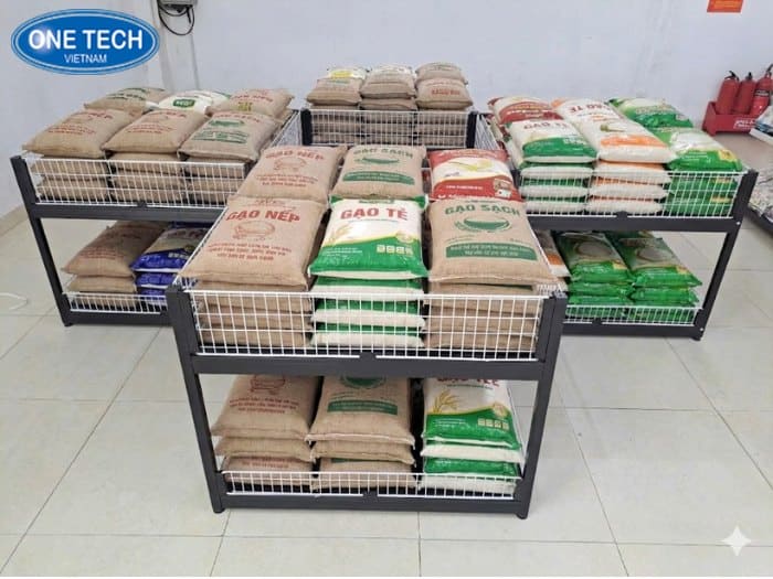 Ụ vuông trưng bày gạo nổi bật tại khu vực trung tâm