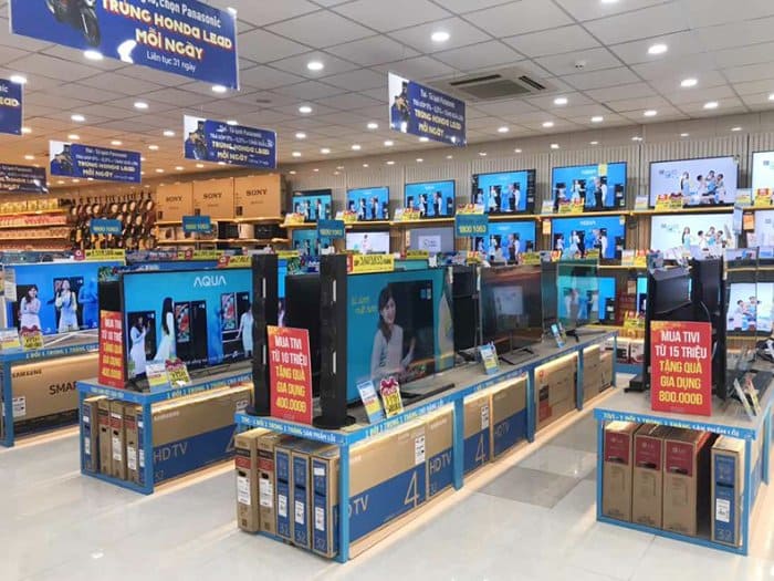 Bục trưng bày tivi điện máy xanh