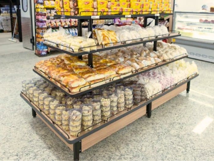 Kệ hình kim tự tháp trưng bày bánh ngọt