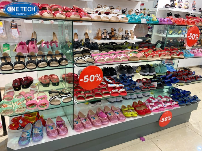 Kệ kính cường lực trưng bày giày dép cao cấp