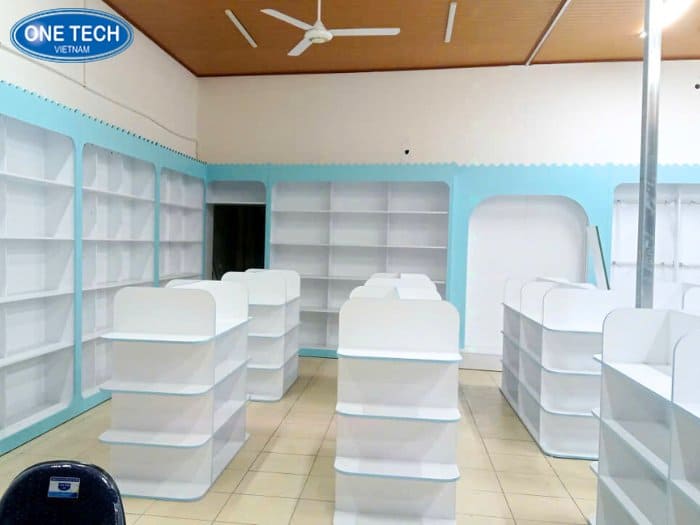 Kệ màu trắng trưng bày cửa hàng sữa