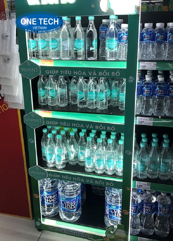 Kệ quảng cáo bày bán nước suối nổi bật thu hút khách hàng