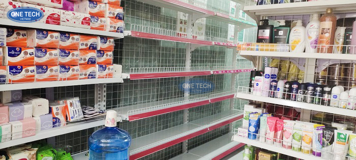 Mẫu kệ siêu thị đơn áp tường lưng lưới tại Phú Yên