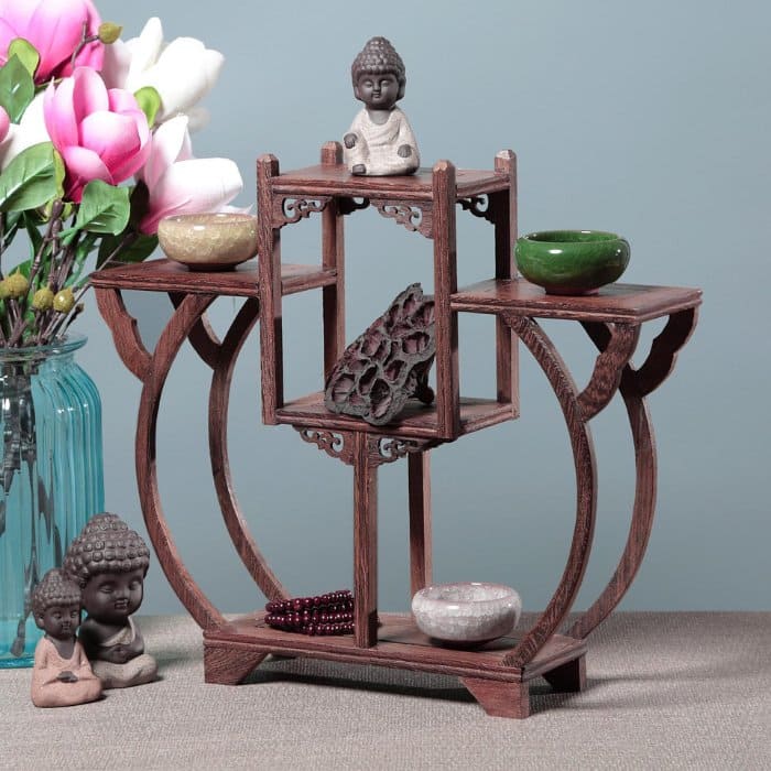 Kệ để bàn mini trưng bày vài món đồ cổ tinh tế
