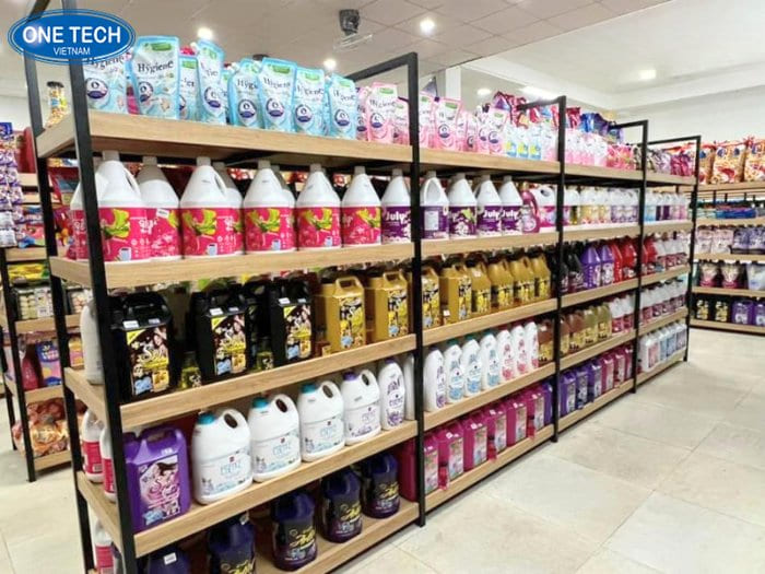 Kệ khung sắt mặt gỗ cho cửa hàng nước giặt cao cấp