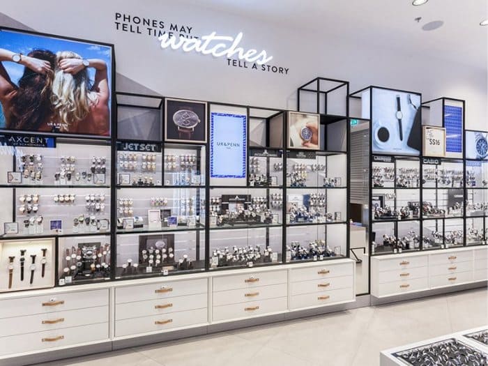 Kệ khung sắt phối ngăn tủ trắng dùng trưng bày đồng hồ