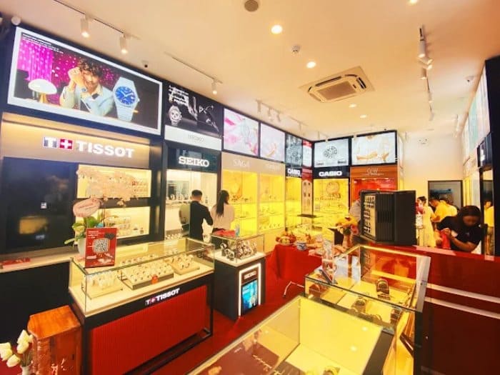 Kệ phối đèn LED màu vàng ấm trưng bày đồng hồ