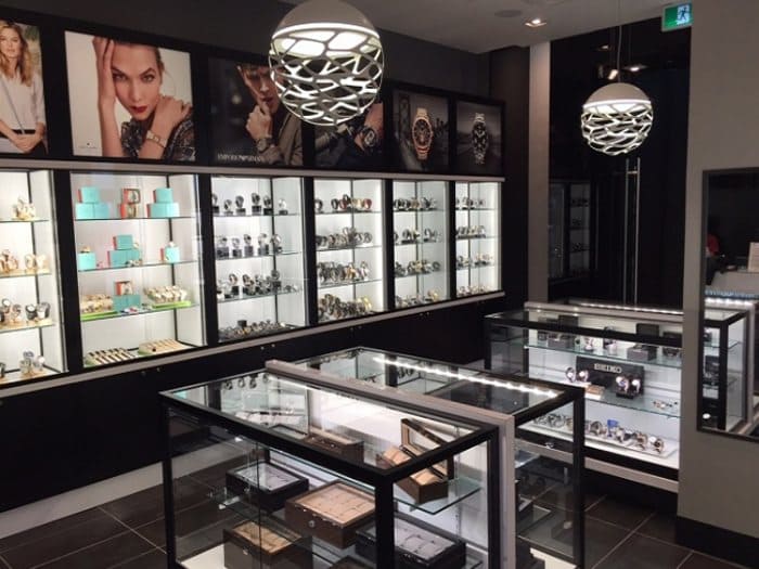 Kệ trưng bày cửa hàng đồng hồ đầy tính thẩm mỹ