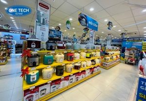 Kệ trưng bày nồi cơm điện trong siêu thị