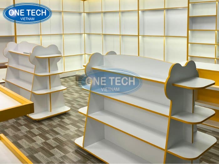 Kệ trưng bày gỗ MDF sang trọng, bắt mắt đặt giữa nhà