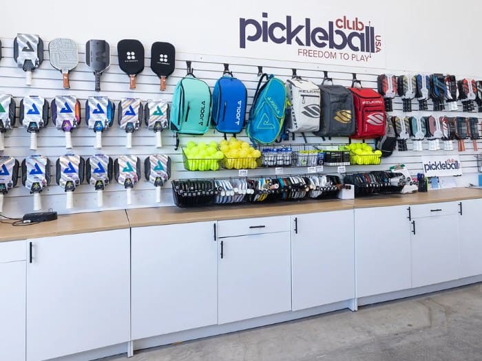 Kệ kèm tủ để vợt pickleball tiện lợi