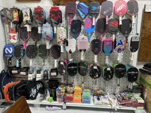 Kệ tôn đục lỗ có móc treo để vợt pickleball