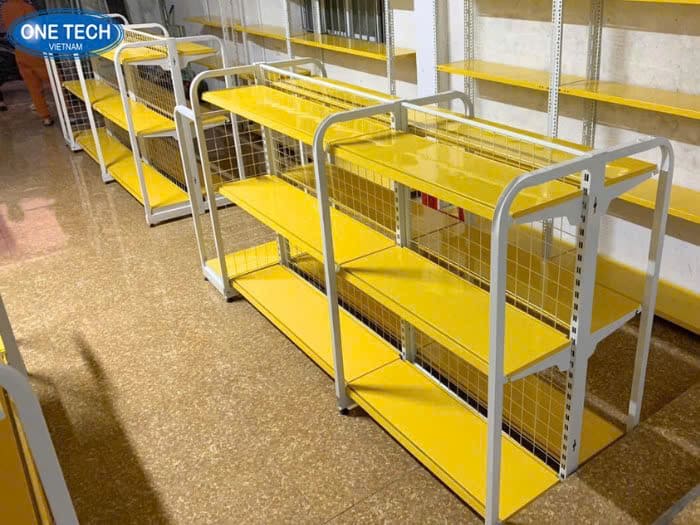 Kệ siêu thị lưng lưới sơn vàng