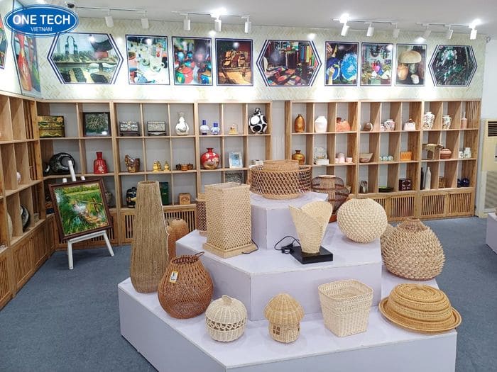 Ụ 3 tầng trưng bày giữa nhà